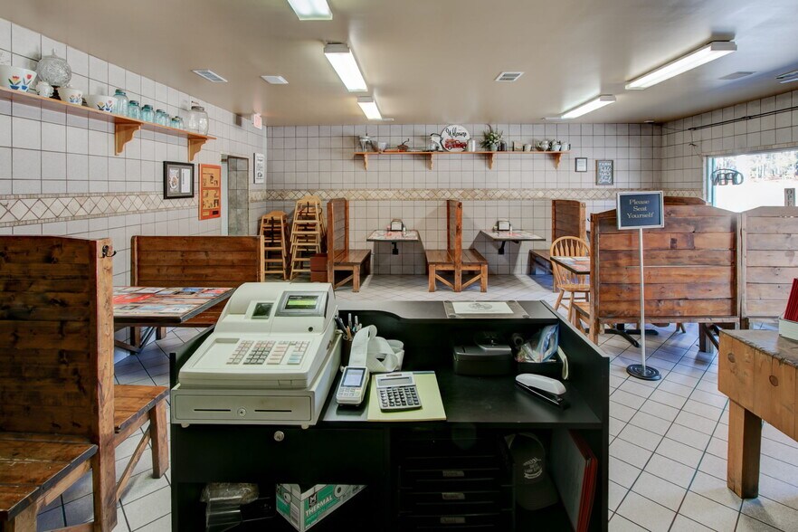 More Photos Of 868 County Line Rd NE, Resaca Convenience Store For Sale