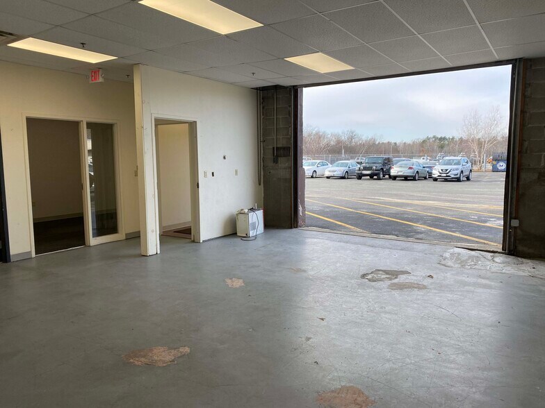 More Photos Of 1041 Pearl St, Brockton Showroom For Lease