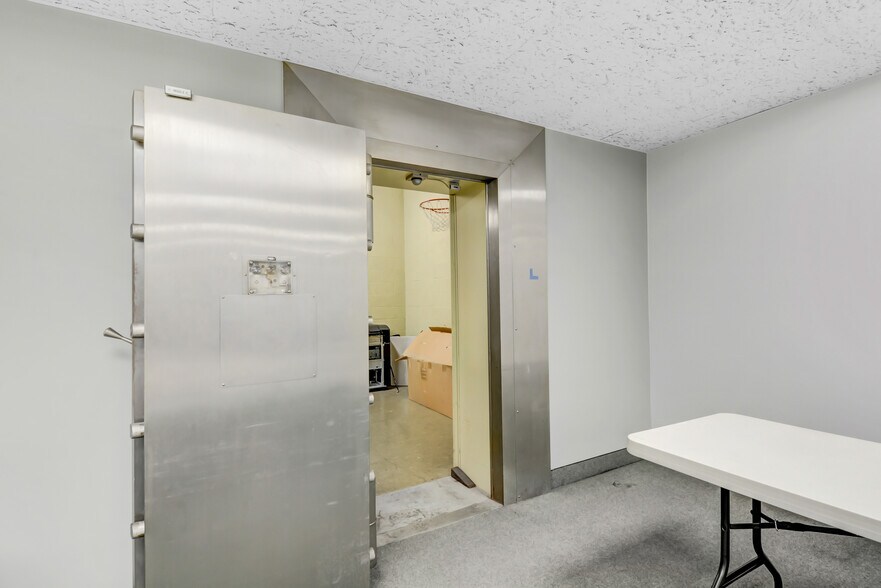 More Photos Of 401 W 4th St, San Bernardino Bank For Sale