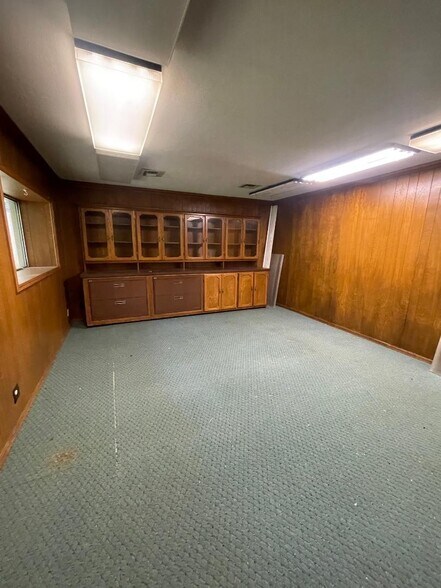 More Photos Of 1315 24th Ave SW, Norman Freestanding For Lease