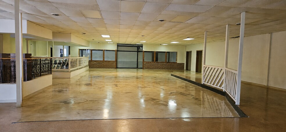 More Photos Of 302 W Colonial Trail Hwy, Blackstone Freestanding For Lease