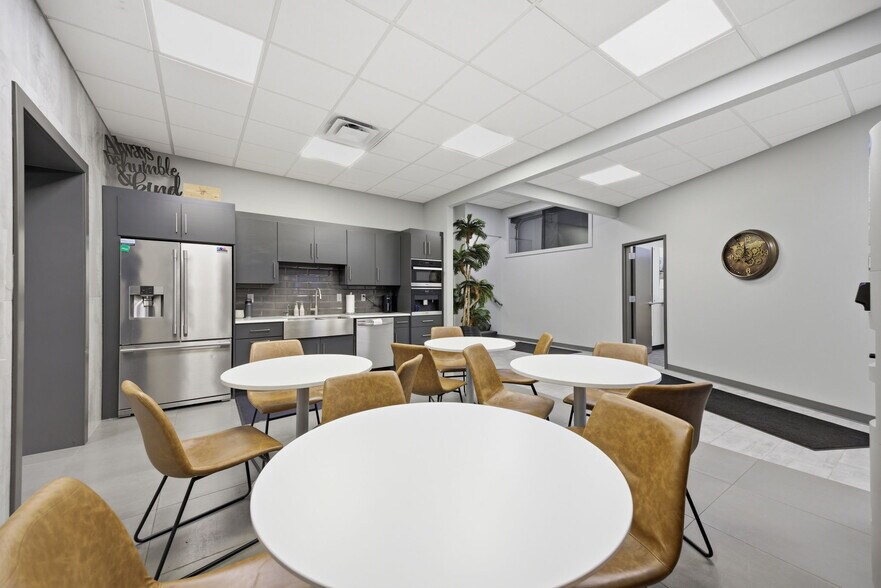 More Photos Of 326 SE Douglas St, Lees Summit Office For Sale