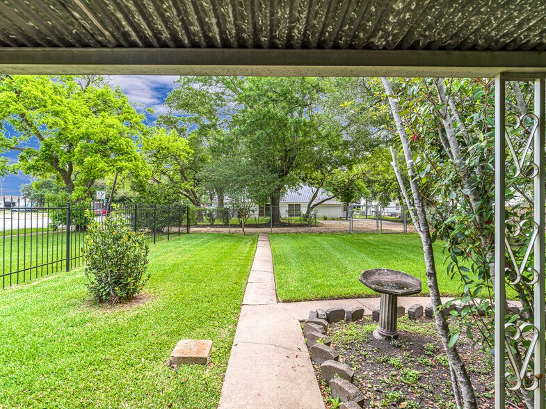 More Photos Of 1105 San Jacinto St, Rosenberg Office For Sale