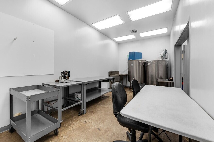 More Photos Of 7155-7159 NW 77th Ter, Miami Warehouse For Sale