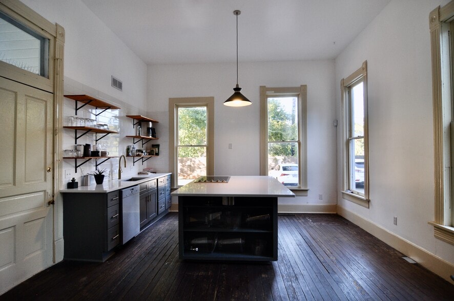 More Photos Of 1000 E Cesar Chavez St, Austin Loft Creative Space For Lease