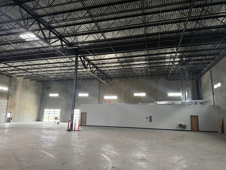 More Photos Of 8106 NE Loop 410, San Antonio Warehouse For Lease