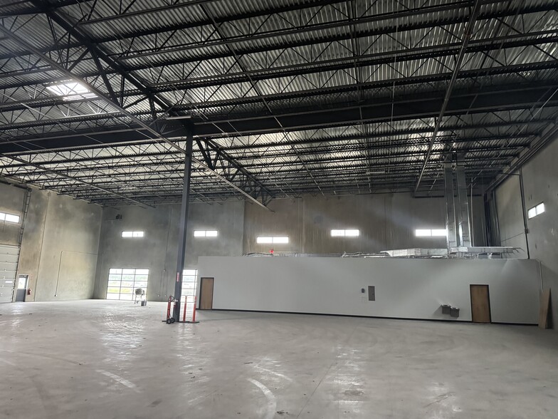 More Photos Of 8106 NE Loop 410, San Antonio Warehouse For Lease