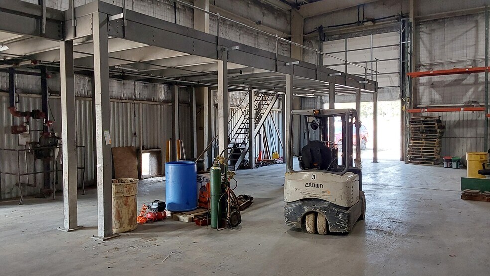 More Photos Of 700 W 11th St, Cassville Warehouse For Sale