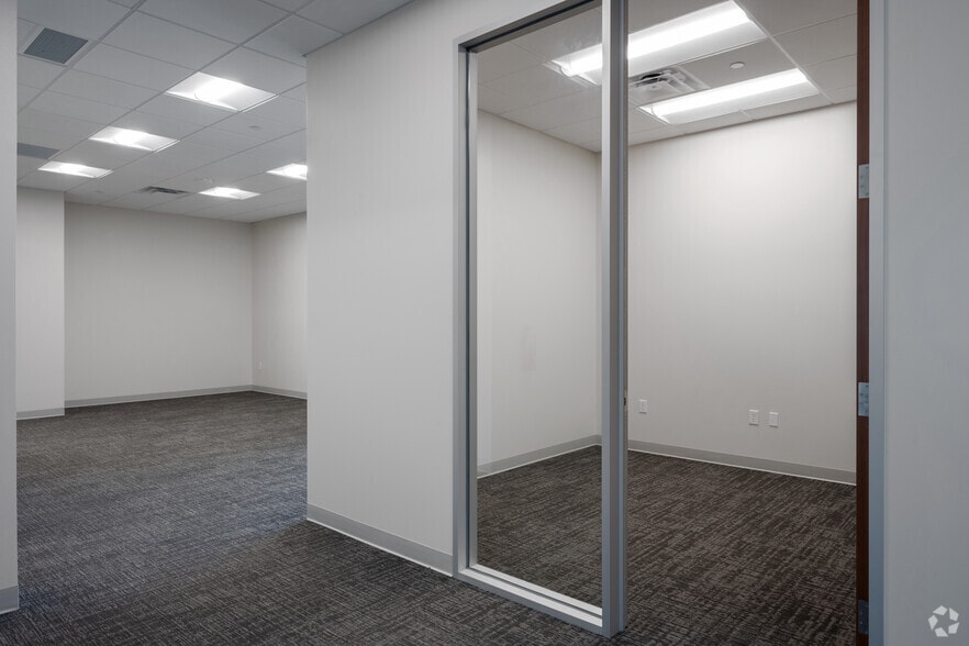 More Photos Of 19122 N US Highway 281, San Antonio Office For Lease