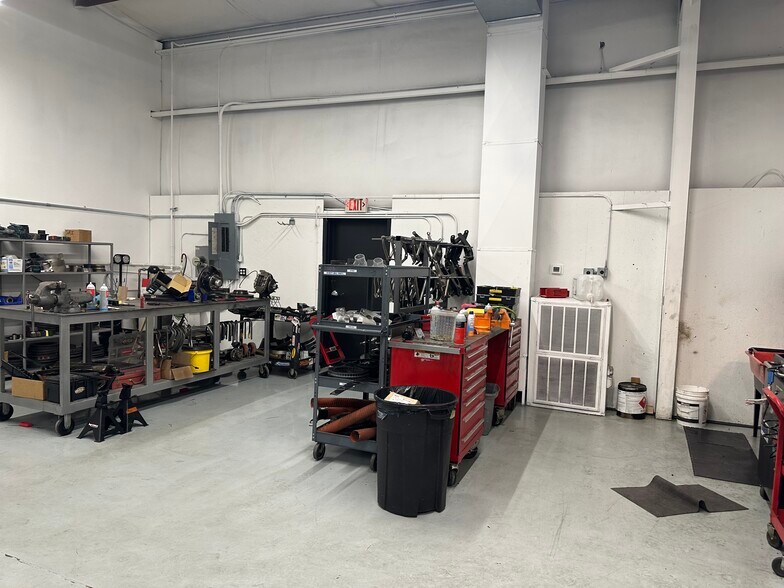 More Photos Of 1046 Gateway Dr, Mooresville Auto Repair For Lease