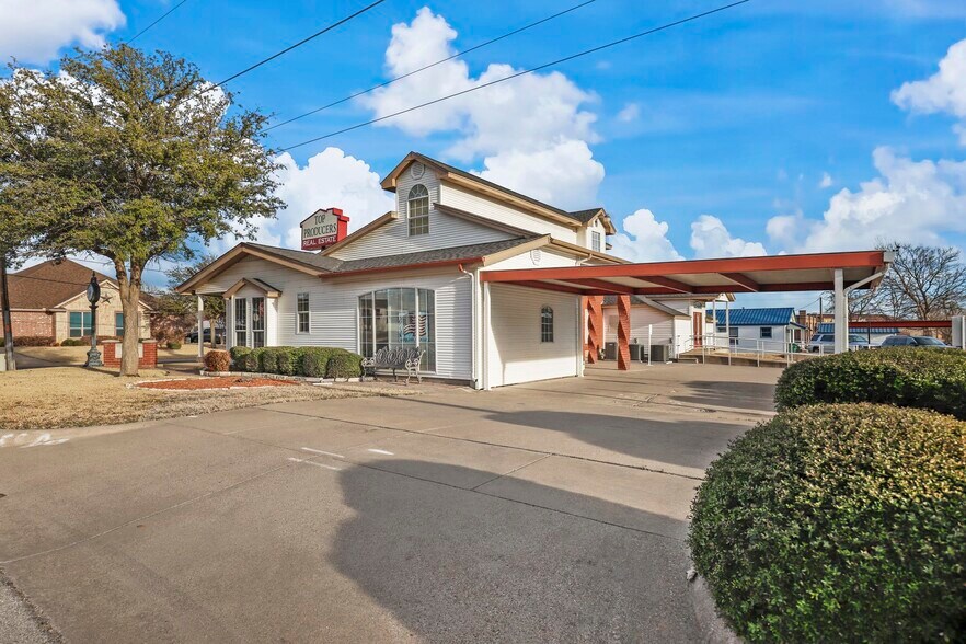 More Photos Of 145 NW Ellison St, Burleson Freestanding For Sale