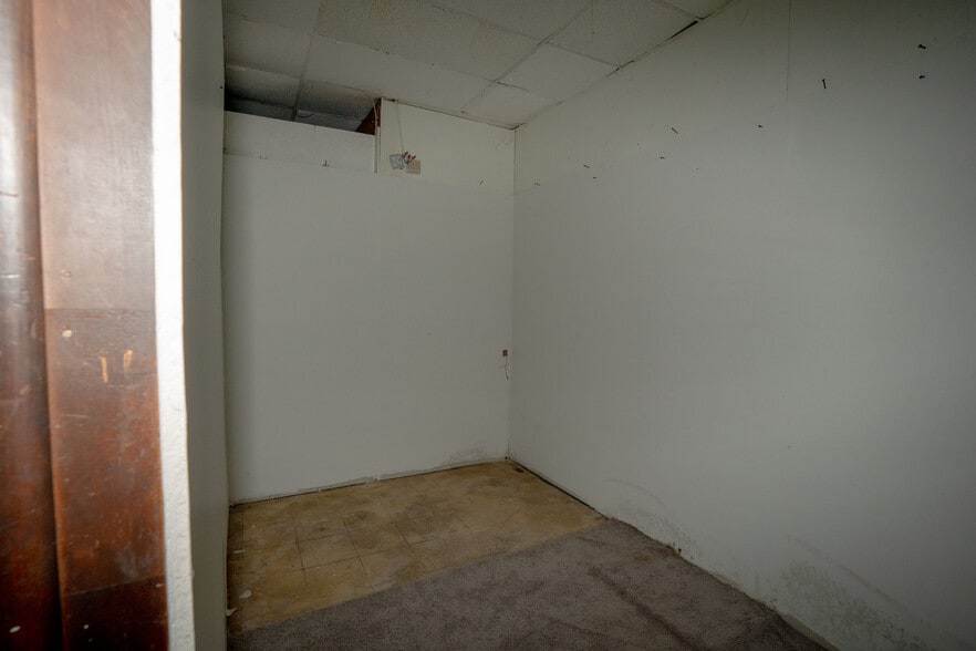 More Photos Of 14049-14051 Gratiot Ave, Detroit Storefront Retail Office For Sale