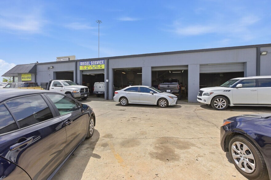 More Photos Of 616 S Central Expy, Richardson Freestanding For Lease