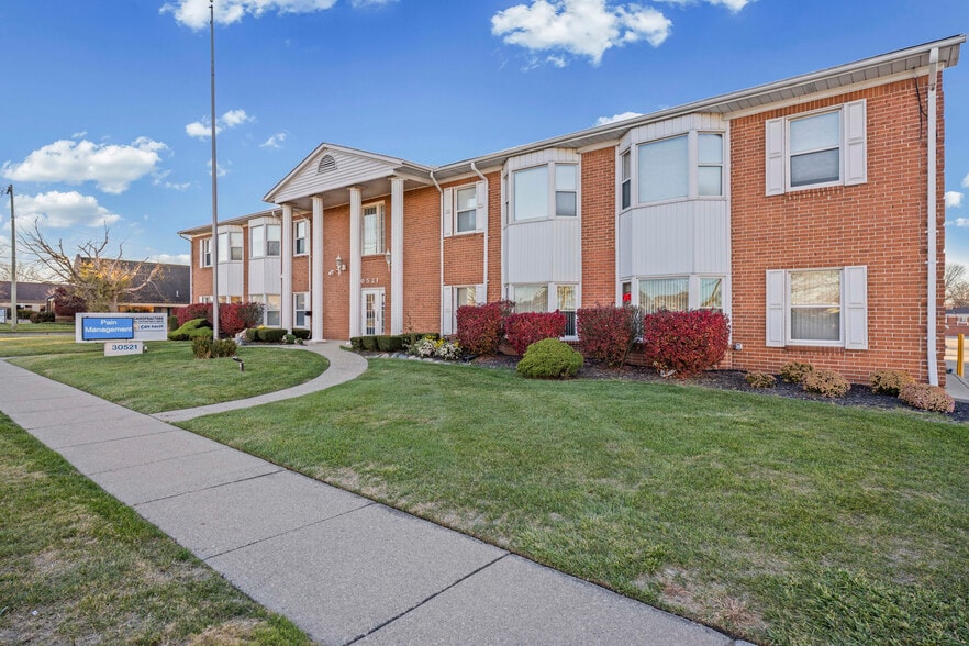 More Photos Of 30521 Schoenherr Rd, Warren Medical For Lease