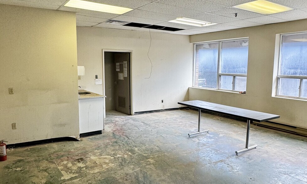 More Photos Of 350 Oakdale Rd, Toronto Manufacturing For Lease