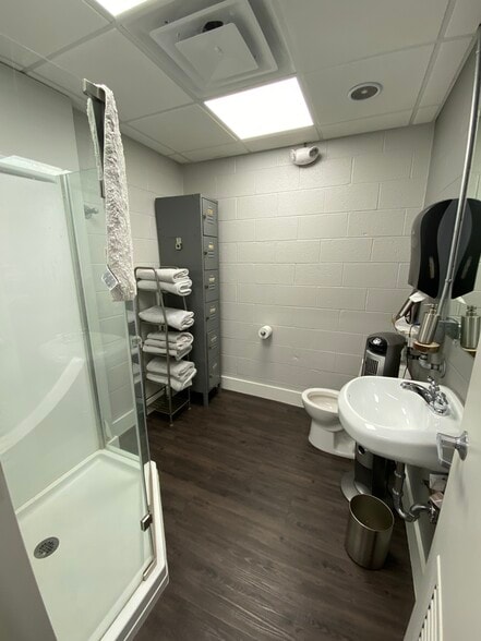 More Photos Of 576 Industrial Pky, Chagrin Falls Storefront Retail Office For Lease