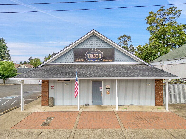 More Photos Of 142 S Main St, Jefferson Flex For Sale