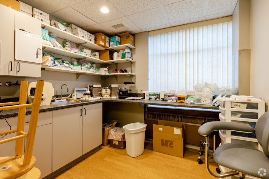 More Photos Of 115 7th St, Rockford Medical For Sale