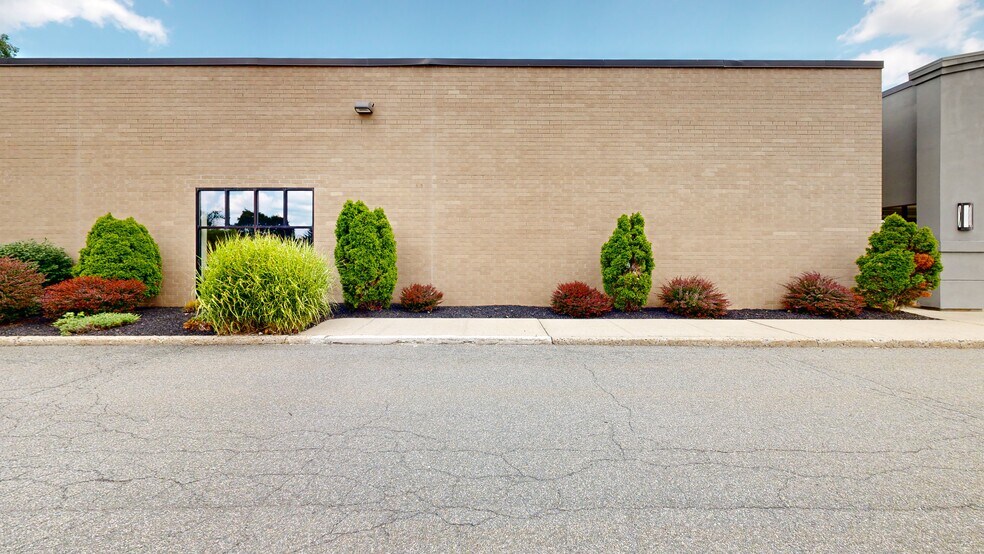 More Photos Of 151 Wolf Rd, Colonie Freestanding For Sale