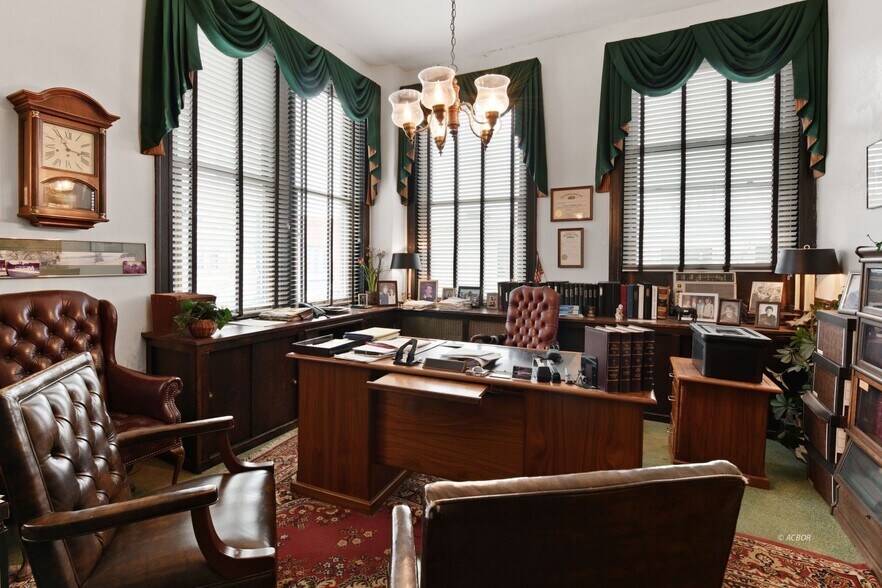 More Photos Of 8 N Court St, Athens Office For Sale