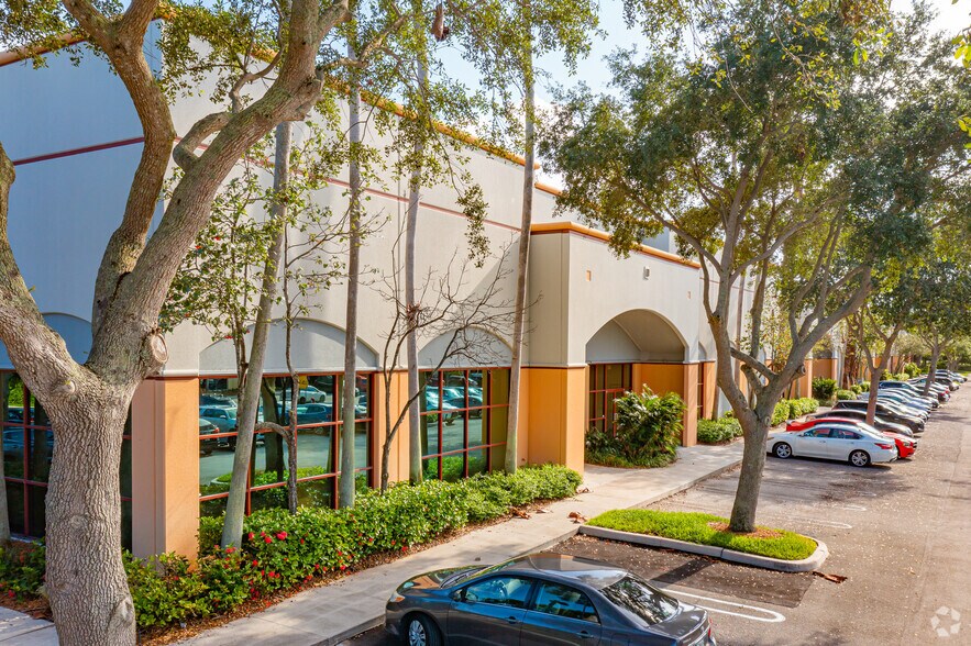 More Photos Of 3000-3044 N Commerce Pky, Miramar Warehouse For Lease