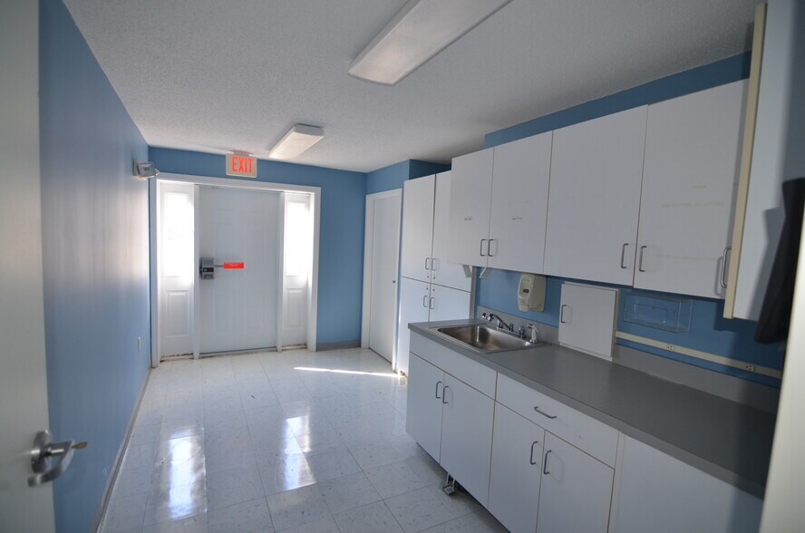 More Photos Of 180 Poquonock Ave, Windsor Medical For Lease