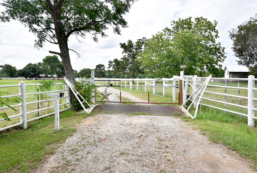 More Photos Of 1136 Jones Rd, New Waverly Land For Sale