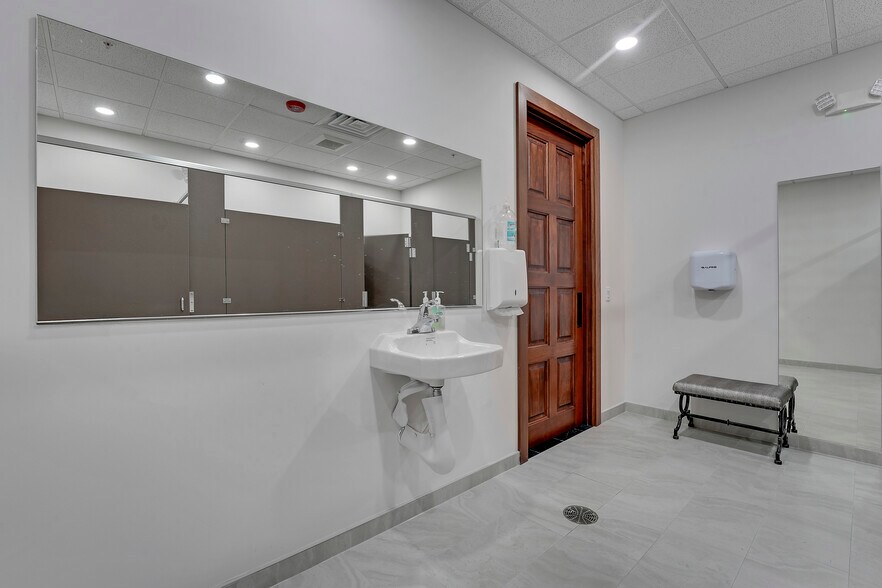 More Photos Of 1530-1550 SW 8th St, Boynton Beach General Retail For Sale