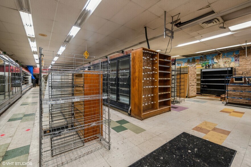 More Photos Of 327 E 79th St, Chicago Freestanding For Lease