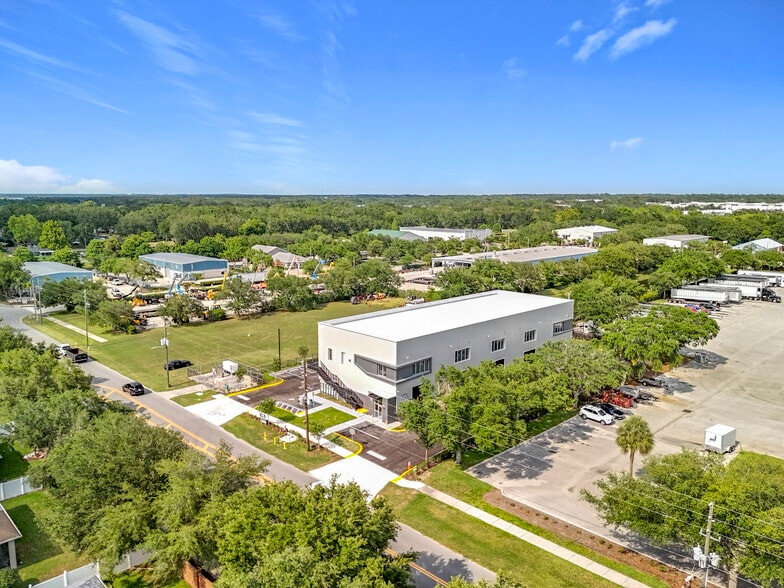 More Photos Of 705 Hennis Rd, Winter Garden Showroom For Lease