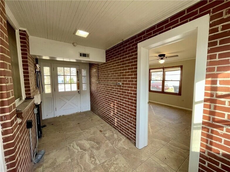 More Photos Of 311 S Main St, Springdale Office For Sale