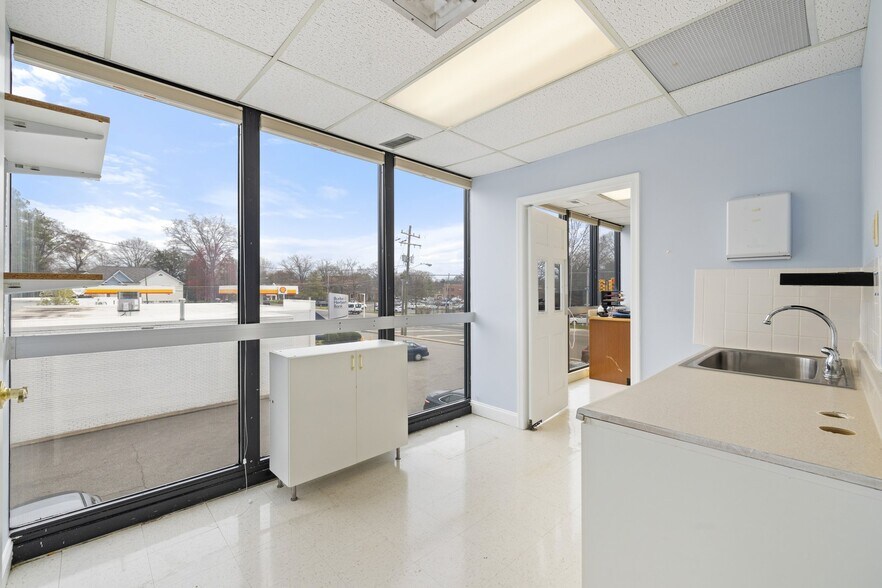 More Photos Of 2616 Sherwood Hall Ln, Alexandria Medical For Sale