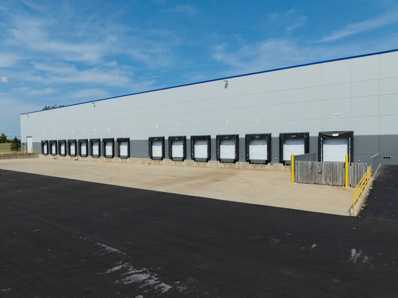 More Photos Of 7979 W 183rd St, Tinley Park Warehouse For Lease