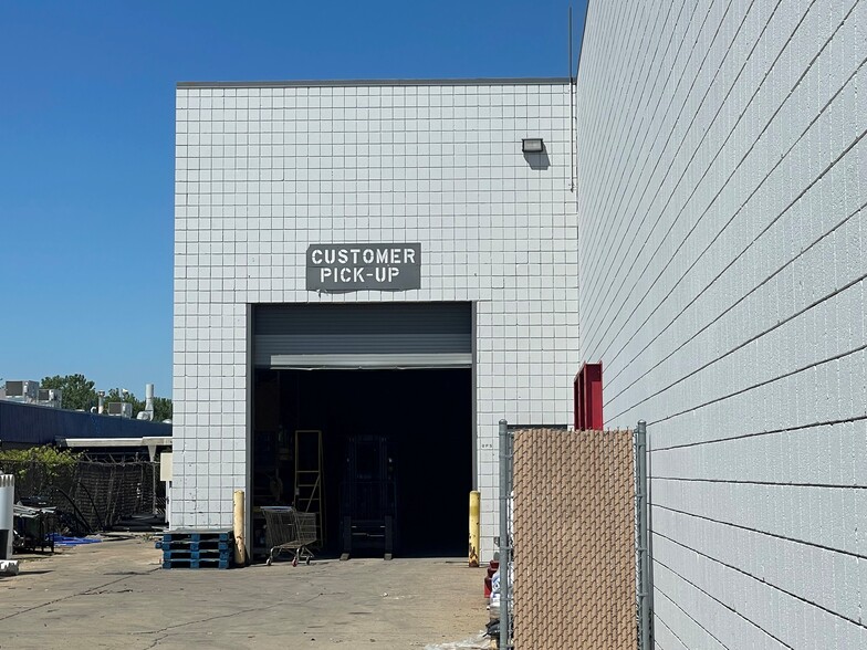 More Photos Of 18660 15 Mile Rd, Fraser Warehouse For Lease