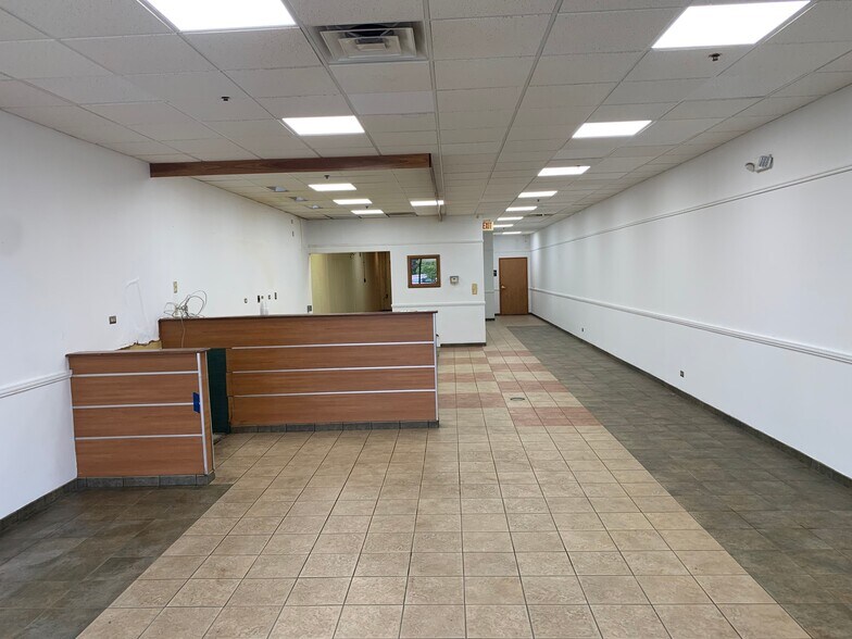 More Photos Of 546-584 S Randall Rd, Saint Charles Unknown For Lease