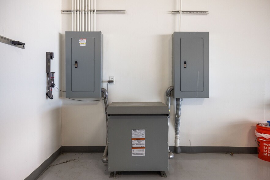 More Photos Of 3080 Airport Dr, Erie Flex For Sale