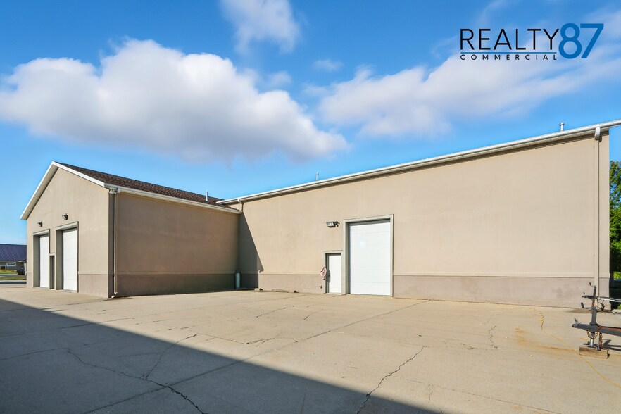 More Photos Of 2700 Stonegate Ct, Hiawatha Showroom For Sale