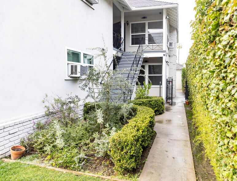 More Photos Of 16011 Victory Blvd, Van Nuys Apartments For Sale