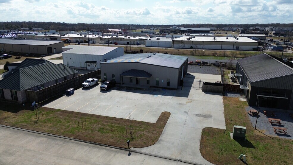 More Photos Of 481 W Eastbank Dr, Gonzales Warehouse For Lease