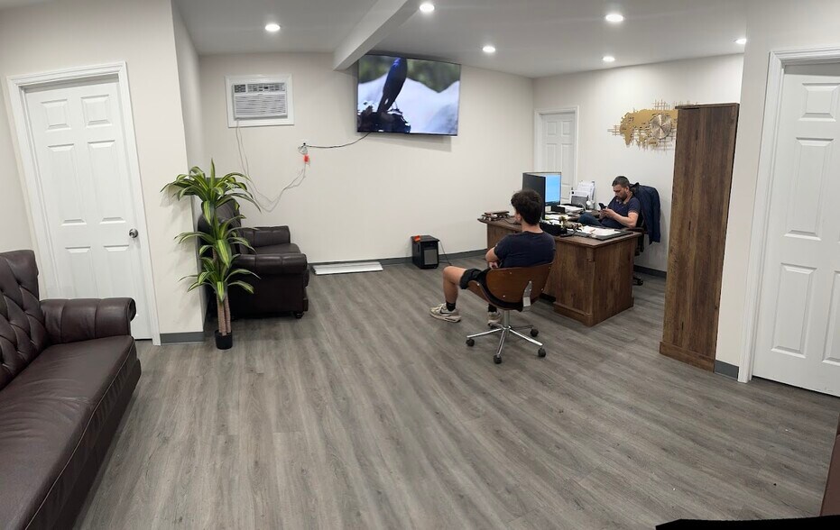 More Photos Of 4 Beakes St, Ewing Warehouse For Lease