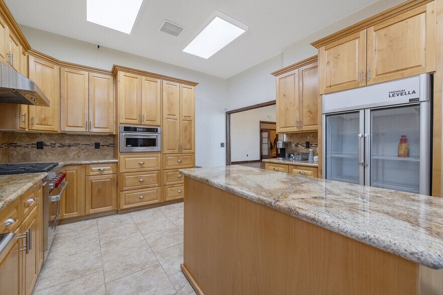 More Photos Of 128 S E St, Exeter Storefront For Sale