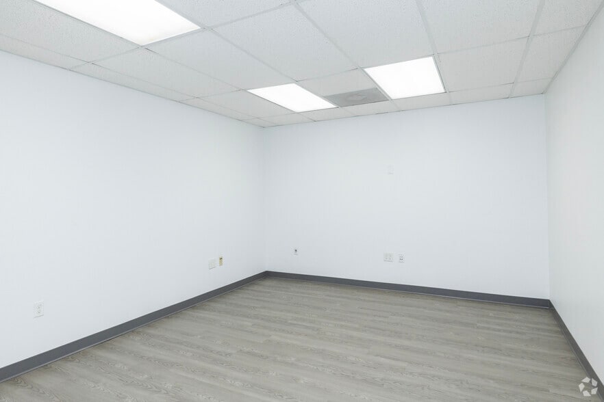 More Photos Of 7818 Depot Ln, Tampa Warehouse For Lease