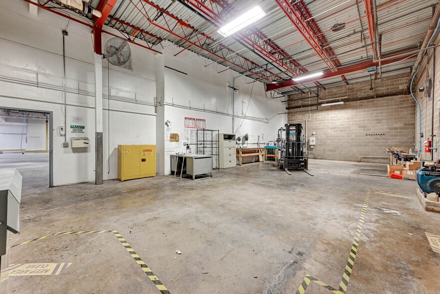 More Photos Of 100 Chamber Plz, Charleroi Supermarket For Lease