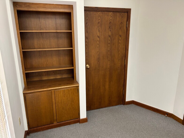 More Photos Of 110 W Walnut St, Salina Medical For Lease