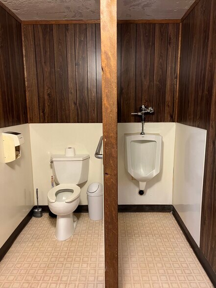 More Photos Of 48017 Highway 58, Oakridge Storefront For Sale