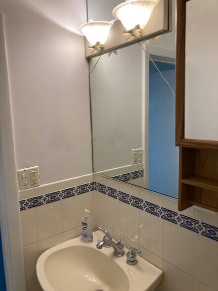 More Photos Of 4044 NE 5th Ter, Oakland Park Warehouse For Lease