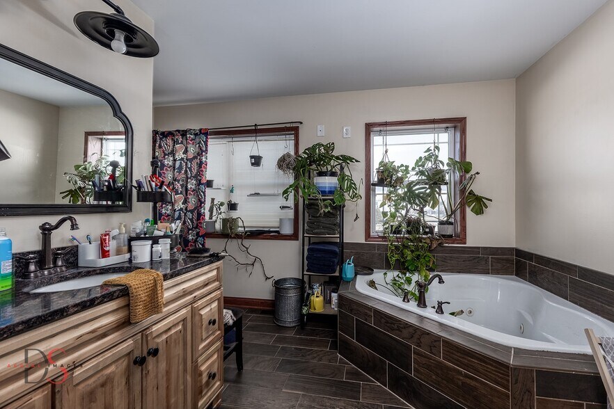 More Photos Of 611 E Dayton Rd, Ottawa Warehouse For Sale