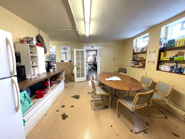 More Photos Of 814 Cleveland Ave NW, Canton Freestanding For Lease