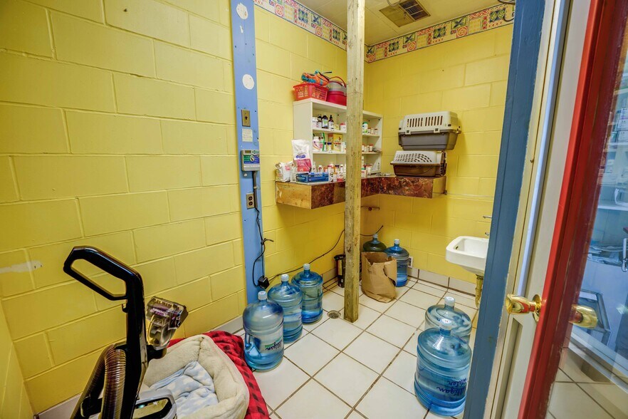 More Photos Of 475 Enfield Rd, Burlington Veterinarian Kennel For Sale