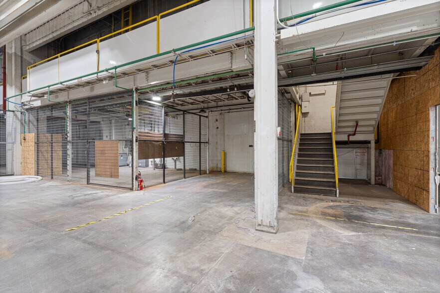 More Photos Of 400-402 W New Hope Rd, Rogers Manufacturing For Lease